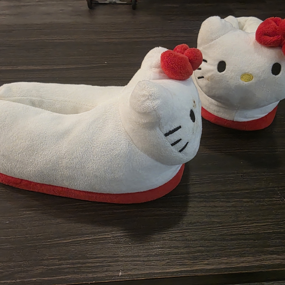 Hello Kitty Slippers - Picture 2 of 4